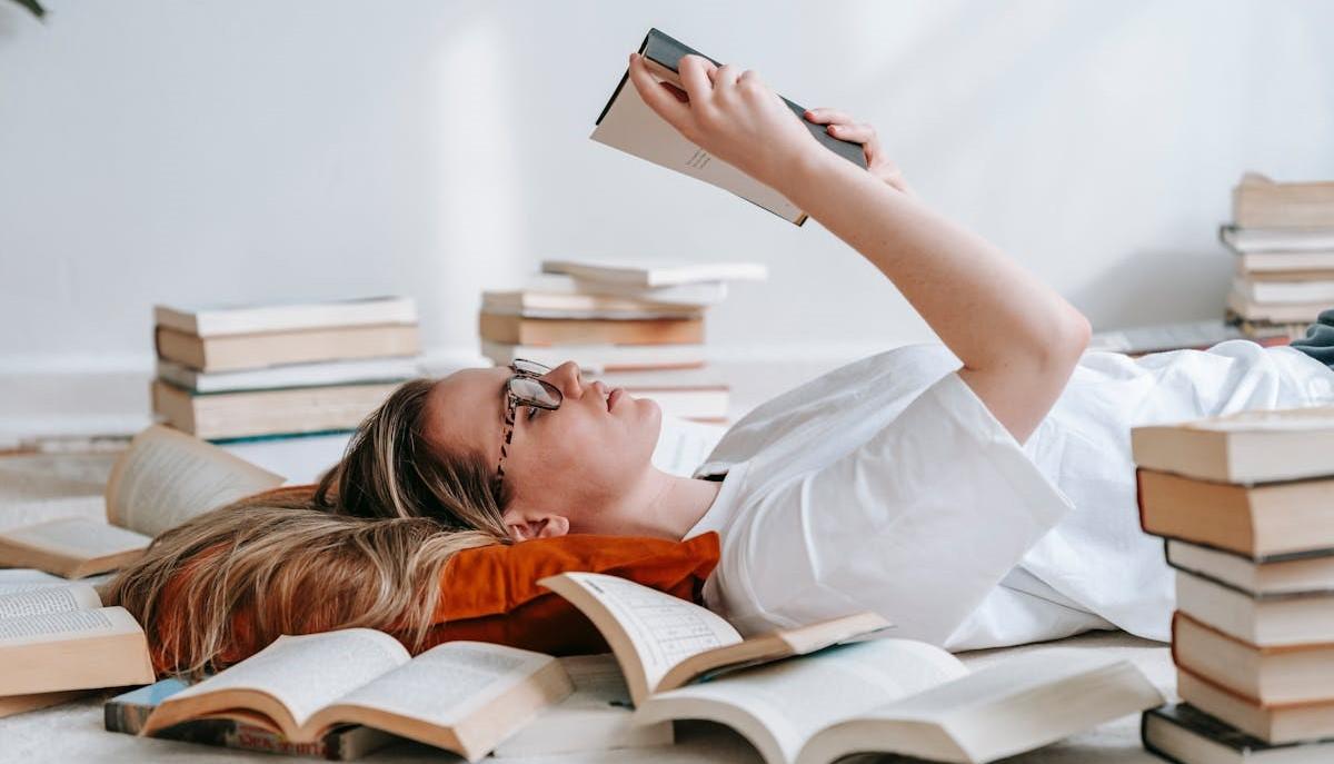 Studentessa studia per un appello universitario