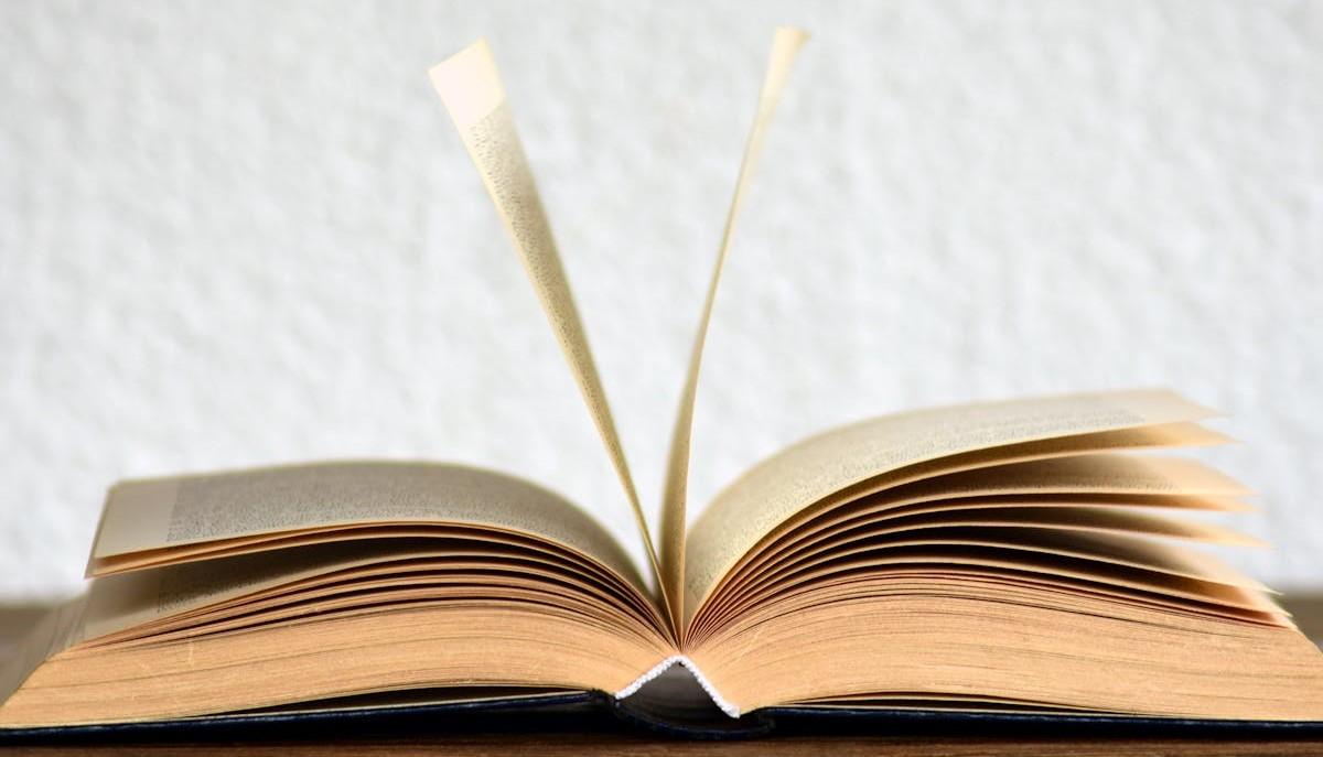 Libro aperto da studiare per un esame universitario
