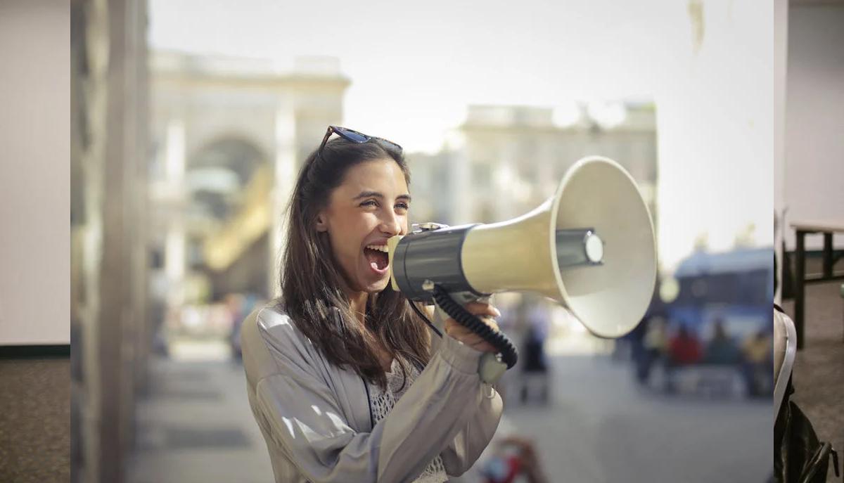 Caps Lock Day: la guida definitiva della prof-influencer per l’utilizzo del maiuscolo online (e a scuola)