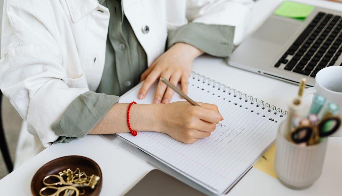 Studentessa prende appunti su come scegliere la scuola superiore dopo la terza media
