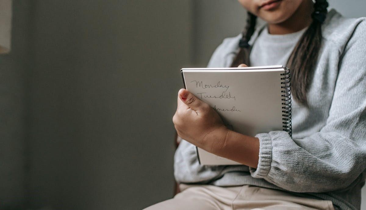 Studentessa di terza media pronta a iscriversi alla scuola superiore
