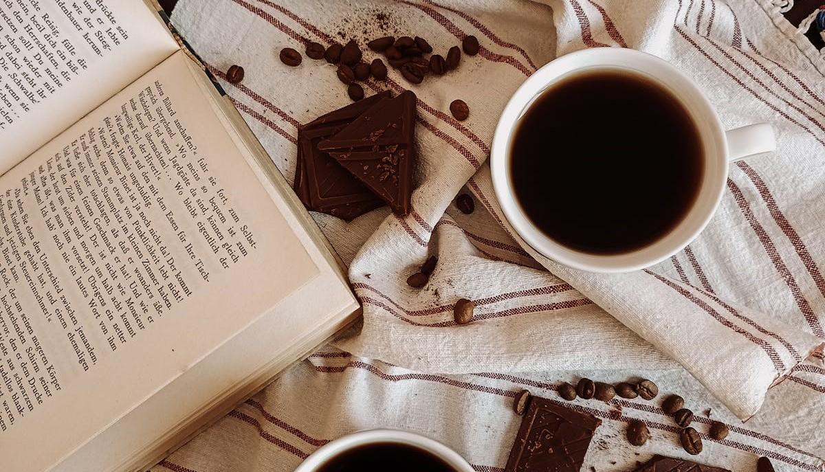 Libro di BookTok, cioccolata e caffè