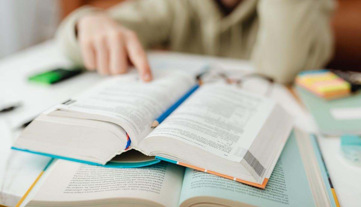 Studente che studia per scegliere il liceo classico o il linguistico