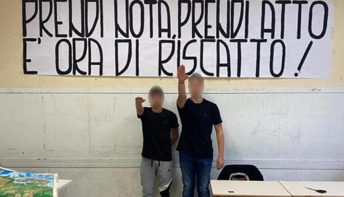 Saluti romani in una scuola di Roma per le elezioni studentesche