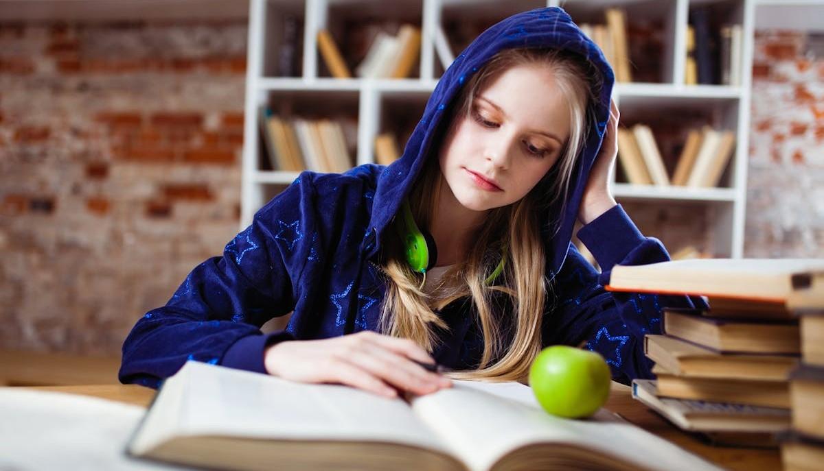 Studentessa studia Educazione civica per prepararsi all'esame di terza media 2025