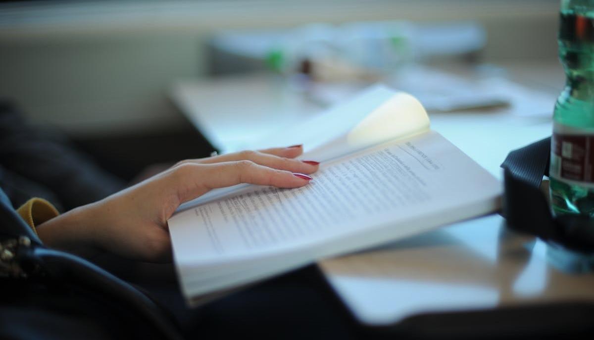 Studentessa studiare per l'orale dell'esame di terza media 2025