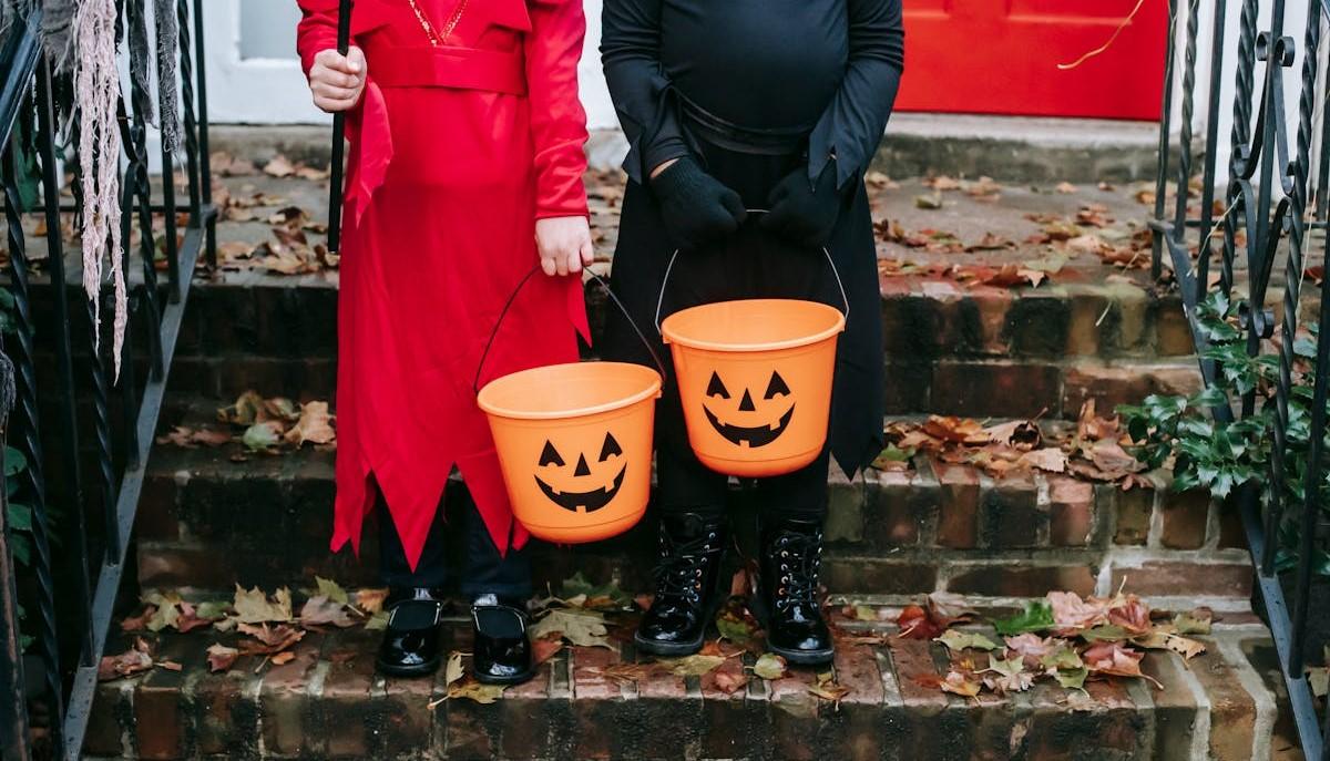 Due ragazze che fanno dolcetto scherzetto di Halloween il 31 ottobre