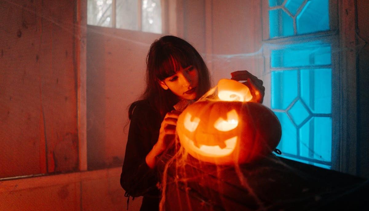 Ragazza con zucca intagliata di Halloween il 31 ottobre