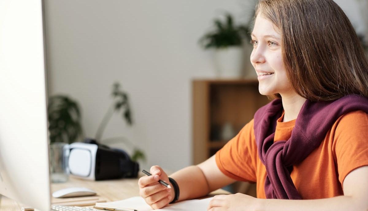 Studentessa che cerca di capire la differenza tra licei, istituti tecnici e professionali