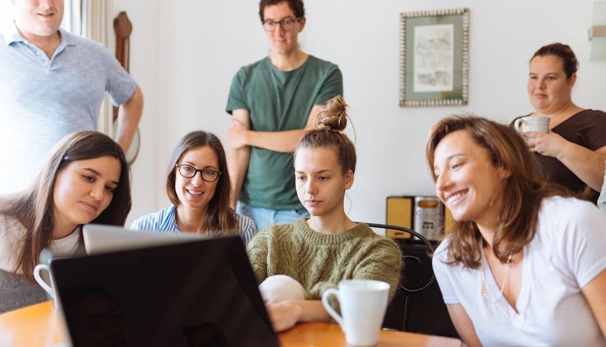 Studenti che guardano al computer la materia caratterizzante del proprio indirizzo