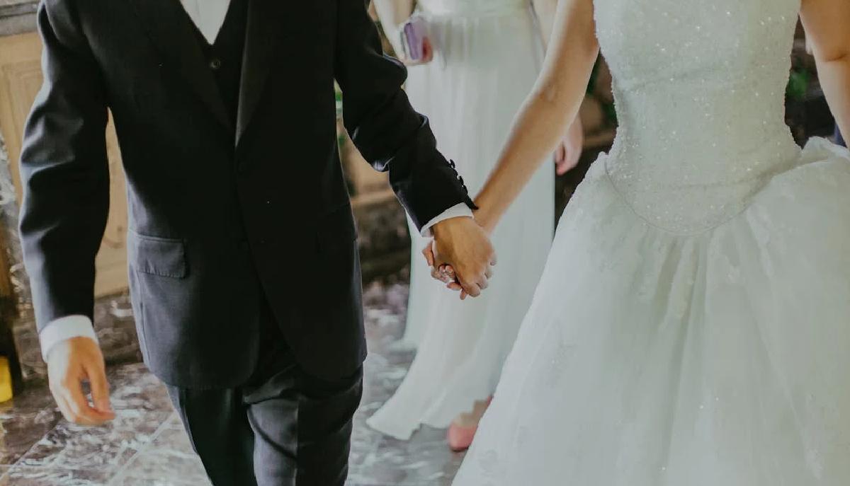 Si sposa e chiede all’ex professore di celebrare il matrimonio: “Sei stato un insegnante di vita prima che di italiano”