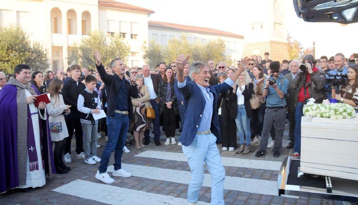 Balla la Techno al funerale del nipote: il commovente addio di un nonno