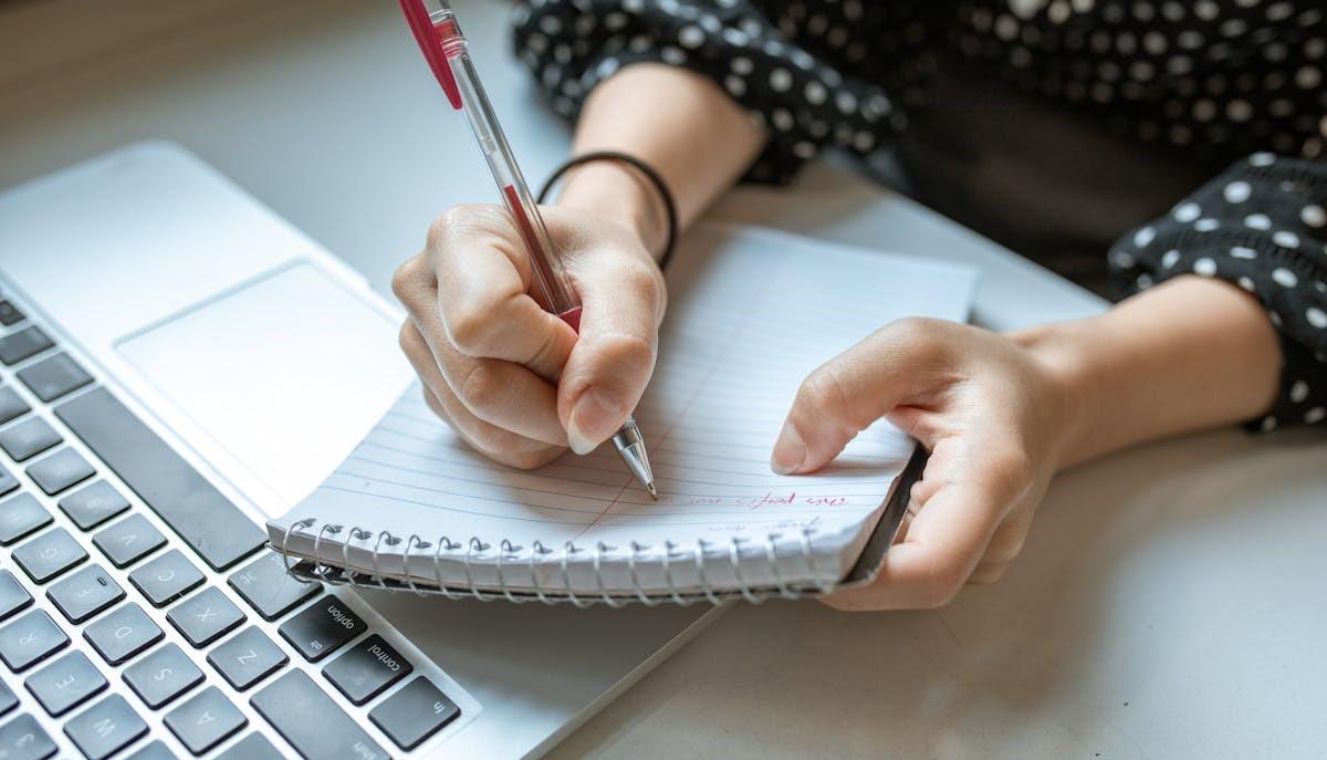 studentessa si prepara alle prove INVALSI di terza media 2025