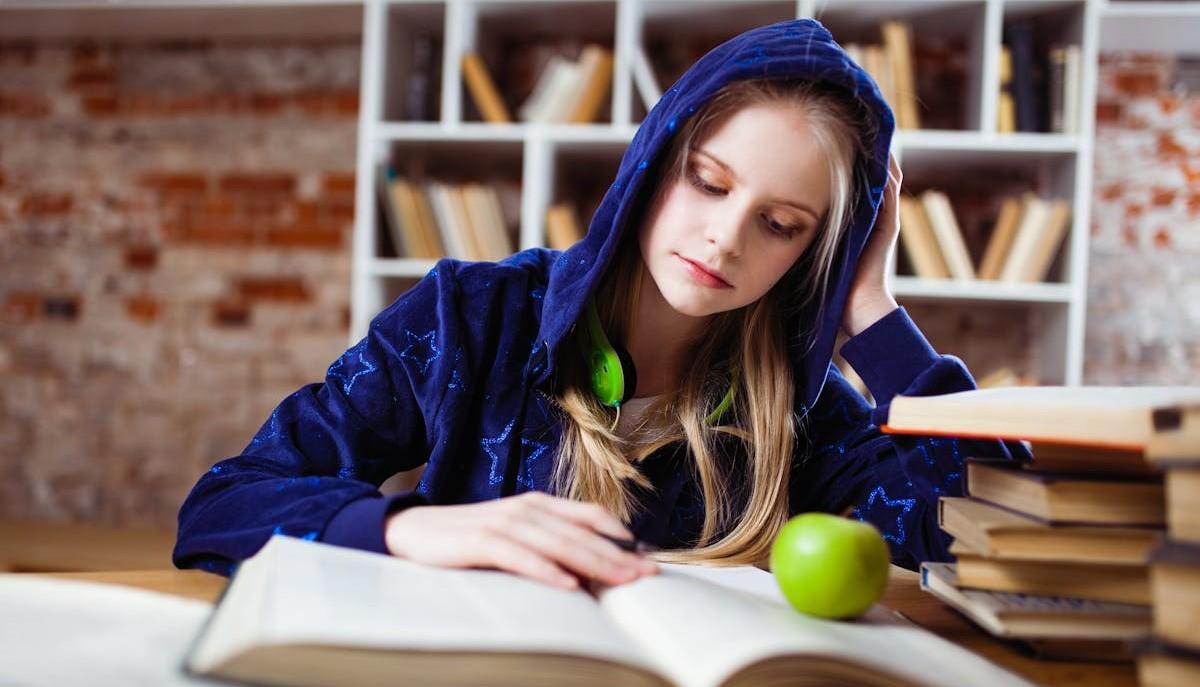 Studentessa che studia per prepararsi alle prove INVALSI di terza media 2025