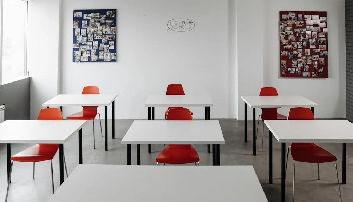 Cambiavano i voti degli studenti di nascosto, nei guai preside e insegnanti del miglior istituto in Calabria