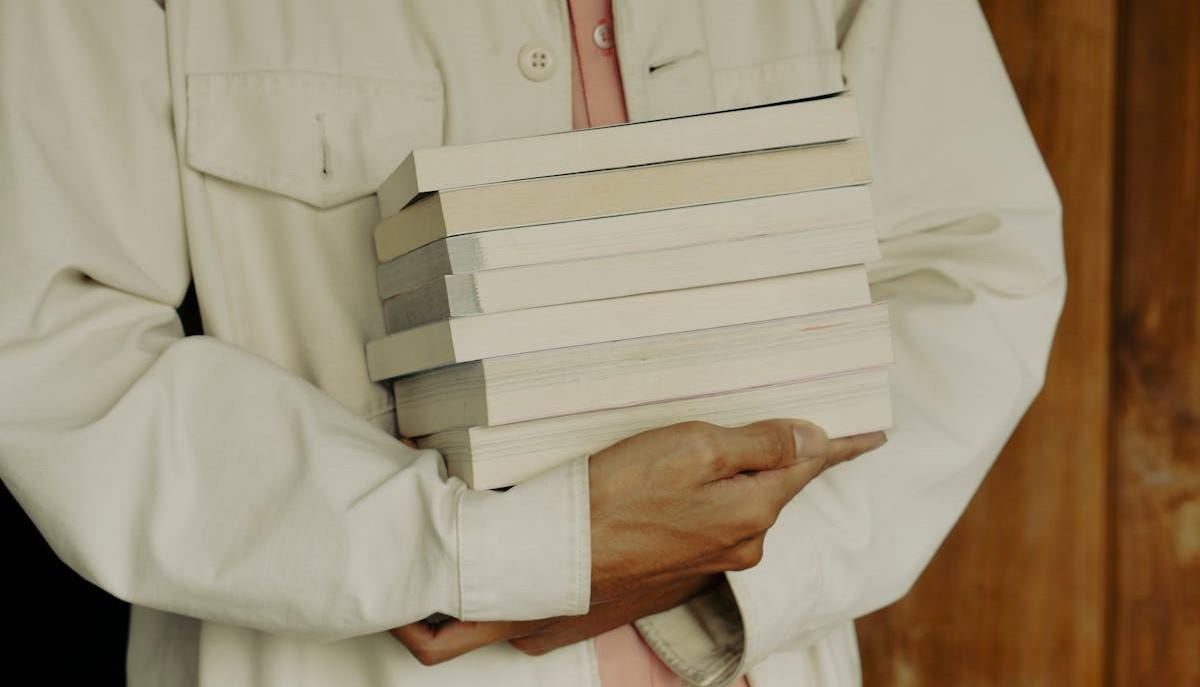 Matricola universitaria con libri