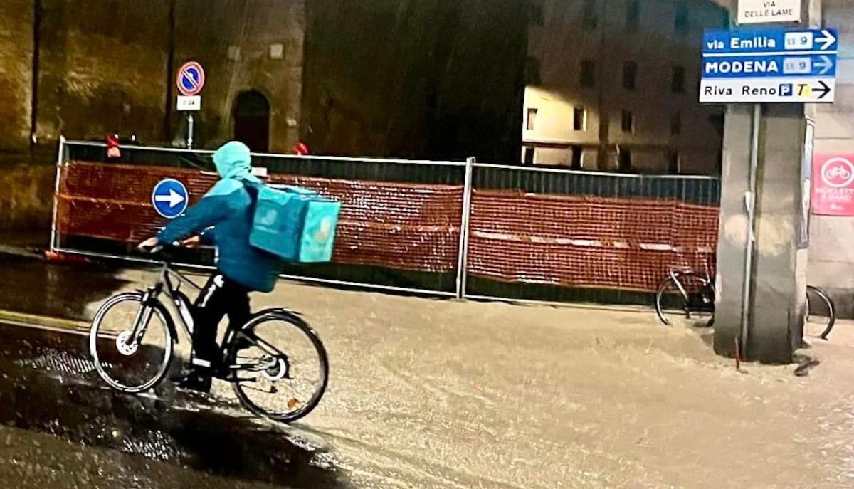 Rider al lavoro durante l’alluvione: le immagini fanno il giro del web e la vicenda finisce in procura