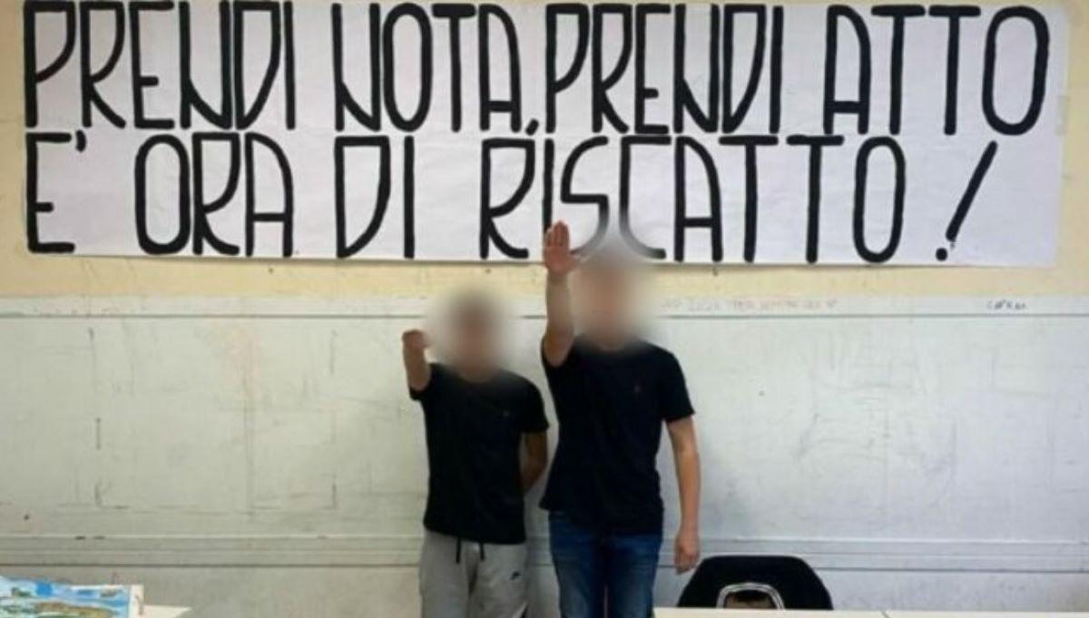 I due studenti che fanno il saluto romano in classe