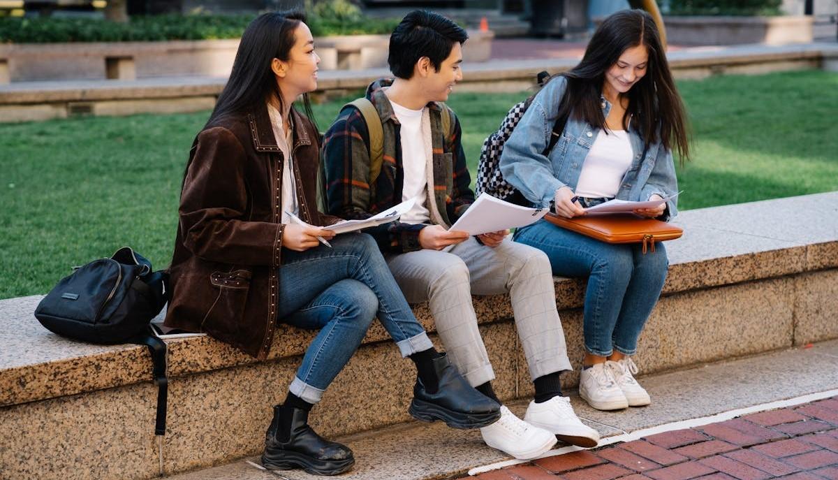 Studenti che si chiedono come scegliere la scuola superiore