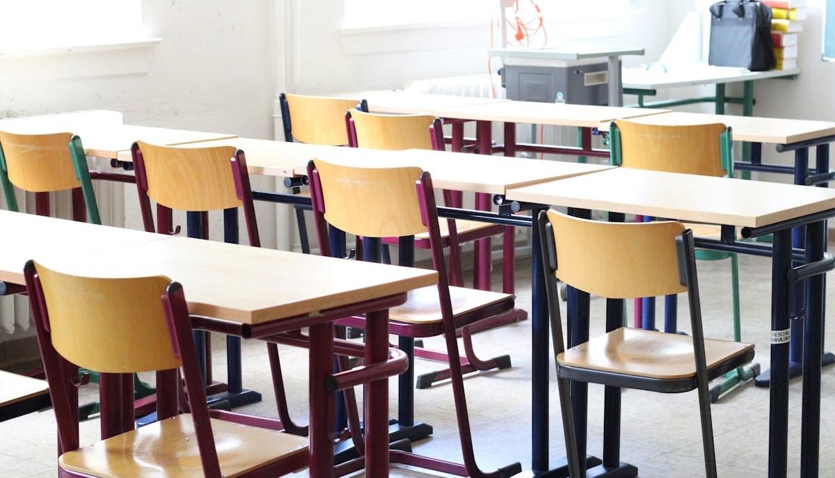 Classe vuota di una scuola superiore
