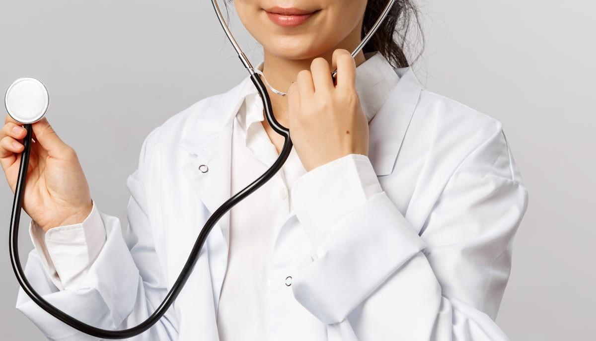 Medico con stetoscopio: come funzionerà il semestre-filtro di Medicina?