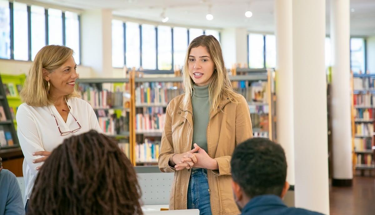 Studentessa che parla delle simulazioni della Maturità  2025