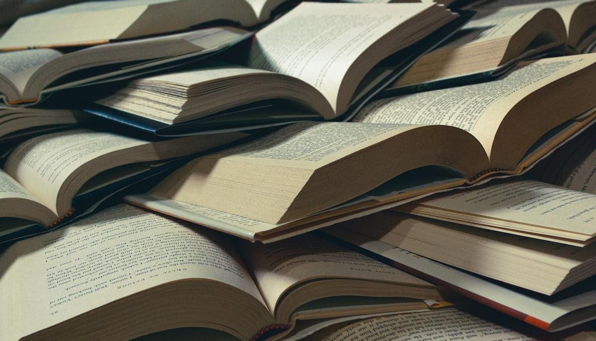 Pila di libri universitari da studiare per gli esami