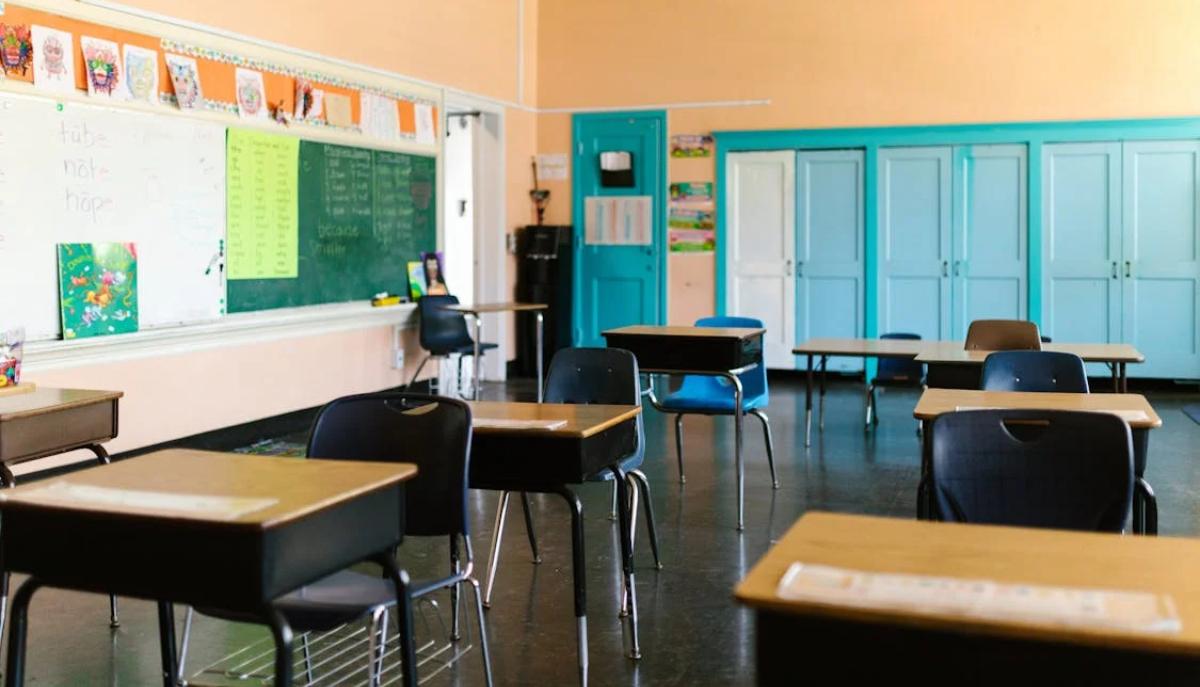 Studentessa si toglie la vita a scuola