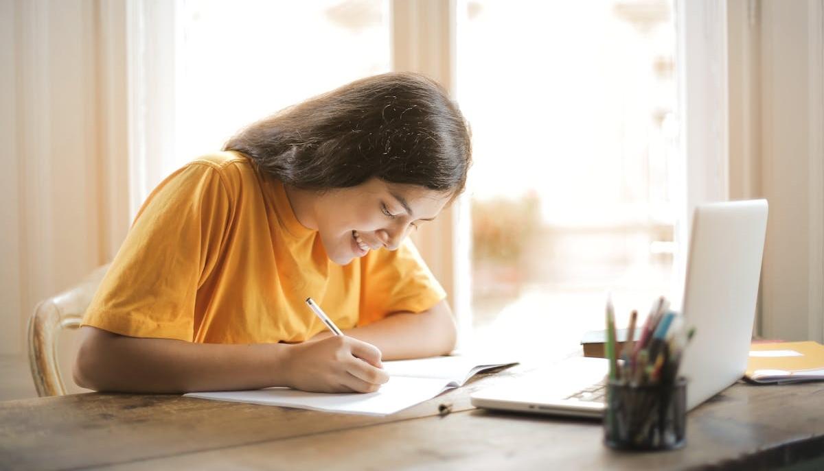 Studentessa mentre fa un test di orientamento per la scuola superiore