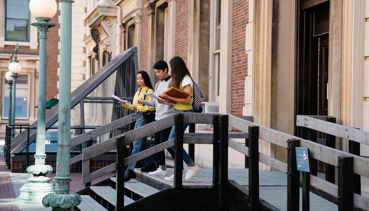 Studenti all'uscita di scuola superiore