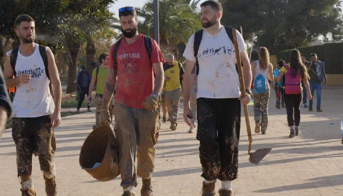 Alluvione Valencia, gli studenti italiani in Erasmus spalano il fango con i cittadini