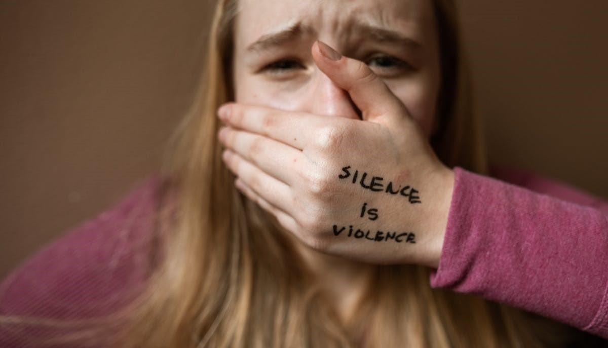 Studentessa 14enne molestata a scuola durante la Giornata contro la violenza sulle donne