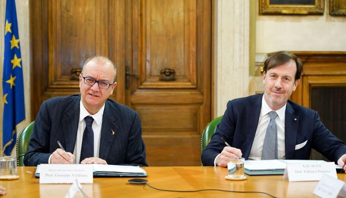 Ministro Valditara e Fabrizio Palermo mentre firmano per l'Educazione idrica nelle scuole