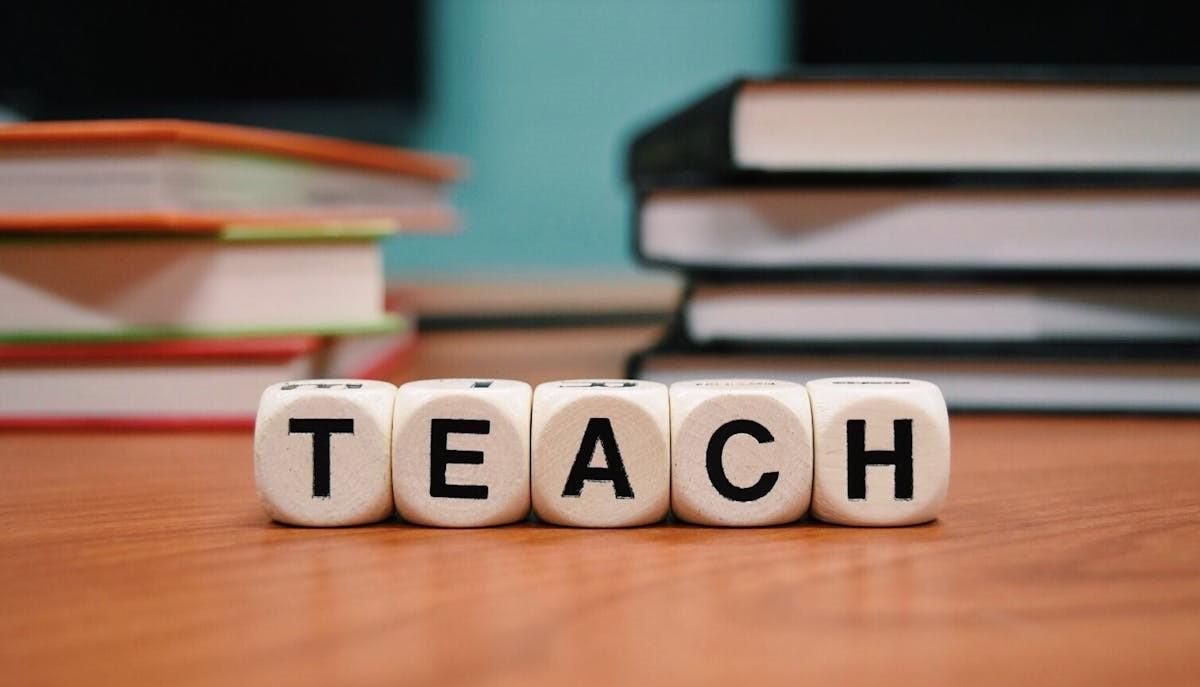 Amato professore costretto a lasciare la scuola: gli studenti sotto choc