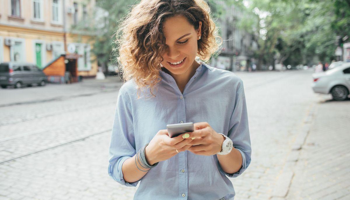 donna che utilizza app sul cellulare