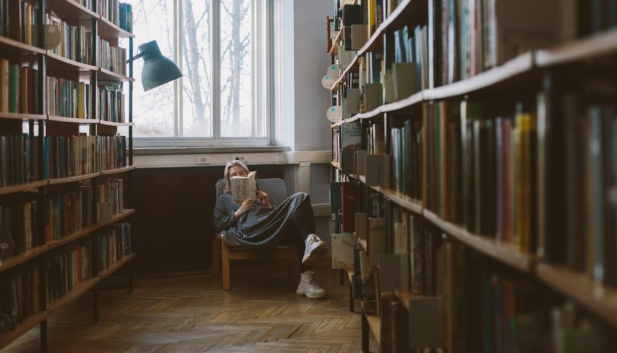 Studentessa legge durante le vacanze di Natale