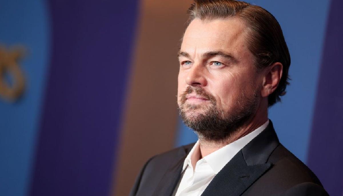 Leonardo Di Caprio compie 50 anni: carriera, amori (rigorosamente sotto i 25 anni) e curiosità sull’attore