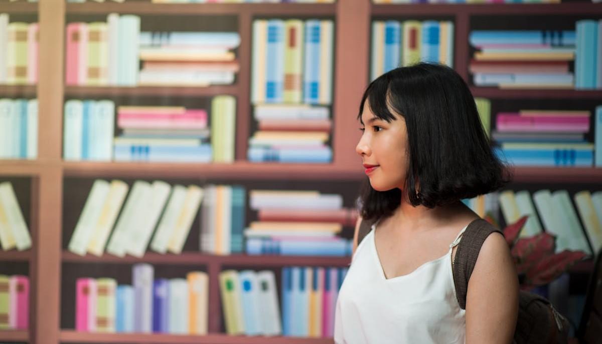 Studentessa che non sa se iscriversi al liceo scientifico o al liceo classico