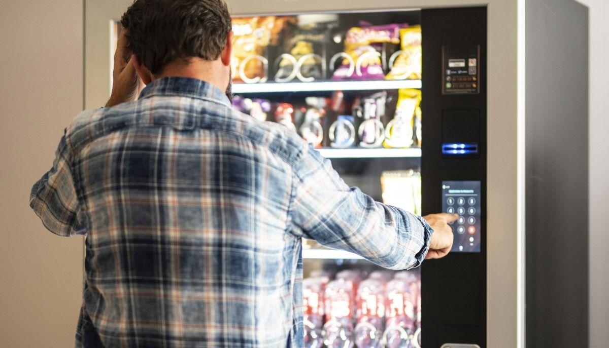 Studenti rubano i soldi ai loro compagni in coda ai distributori automatici, forse con un'app articolo