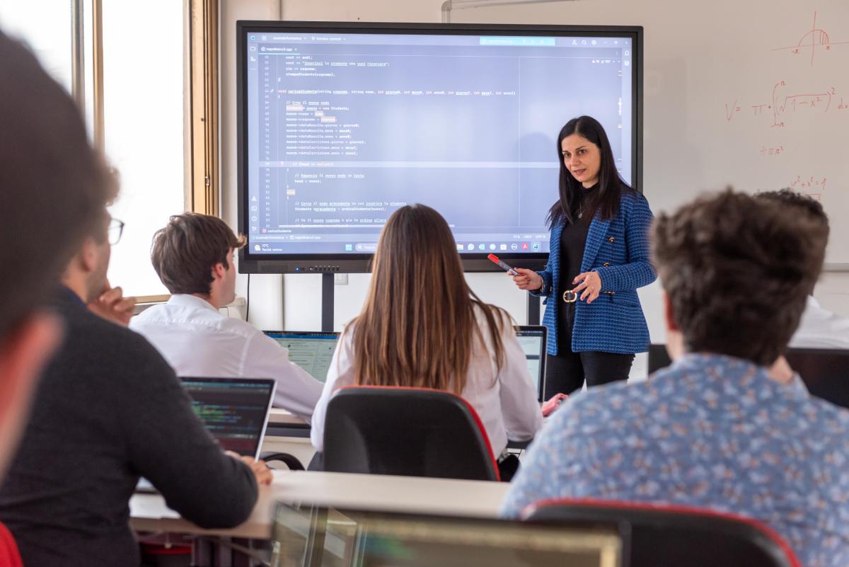Dalla teoria alla pratica in una laurea: Ingegneria Digitale per iniziare a lavorare mentre studi articolo