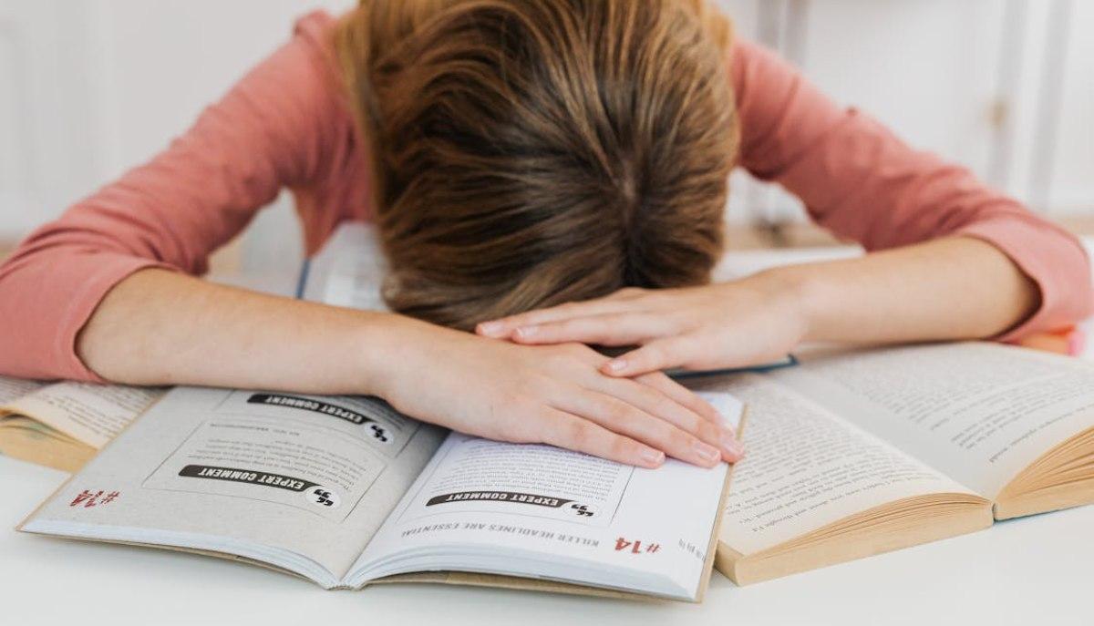 Studentessa sui libri