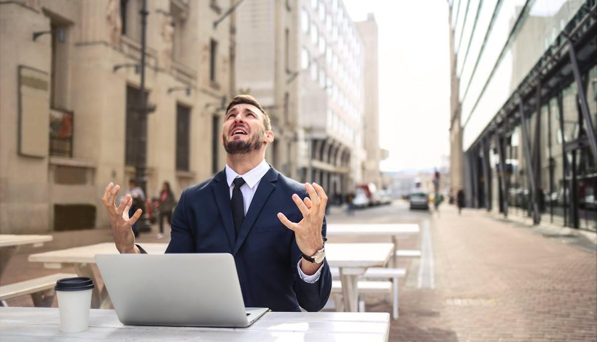 Uomo stressato che guarda al cielo
