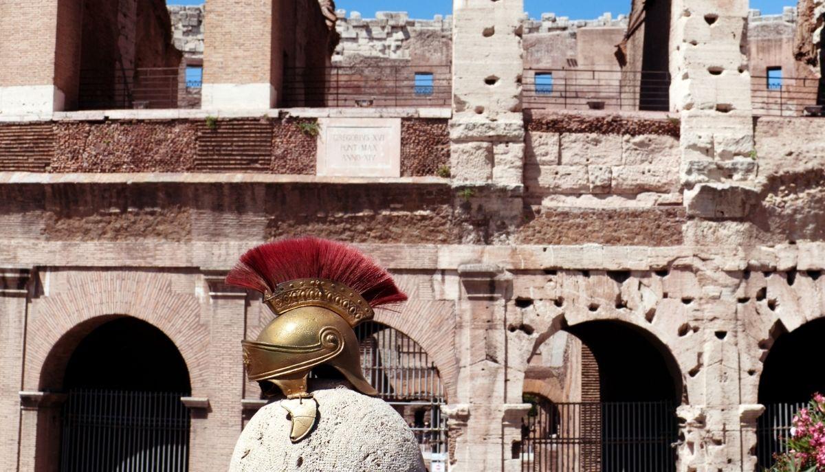 Combatti nel Colosseo con veri gladiatori: l’experience di Airbnb si può prenotare dal 27 novembre