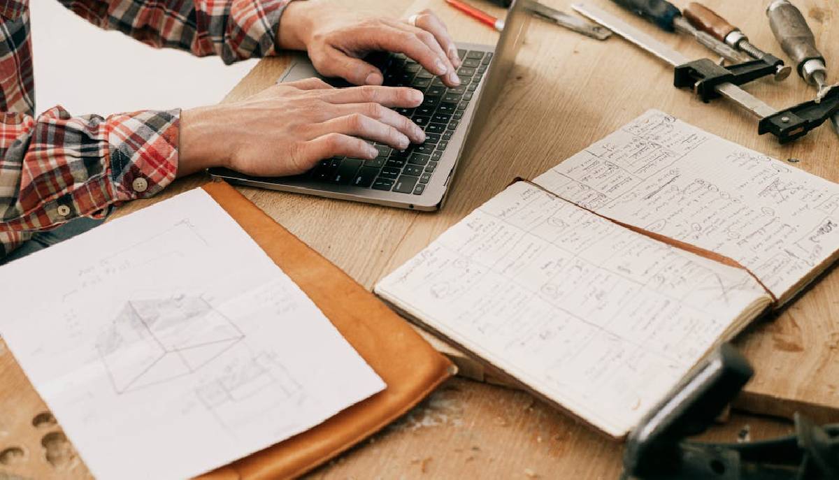 scrivania studio e attrezzi da lavoro
