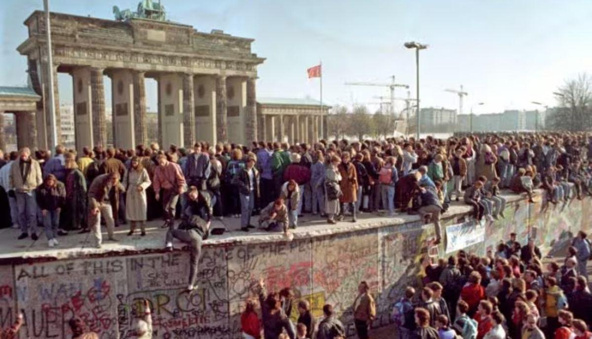 Lo sapevi che due famiglie tedesche oltrepassarono il Muro di Berlino con una mongolfiera fatta a mano?