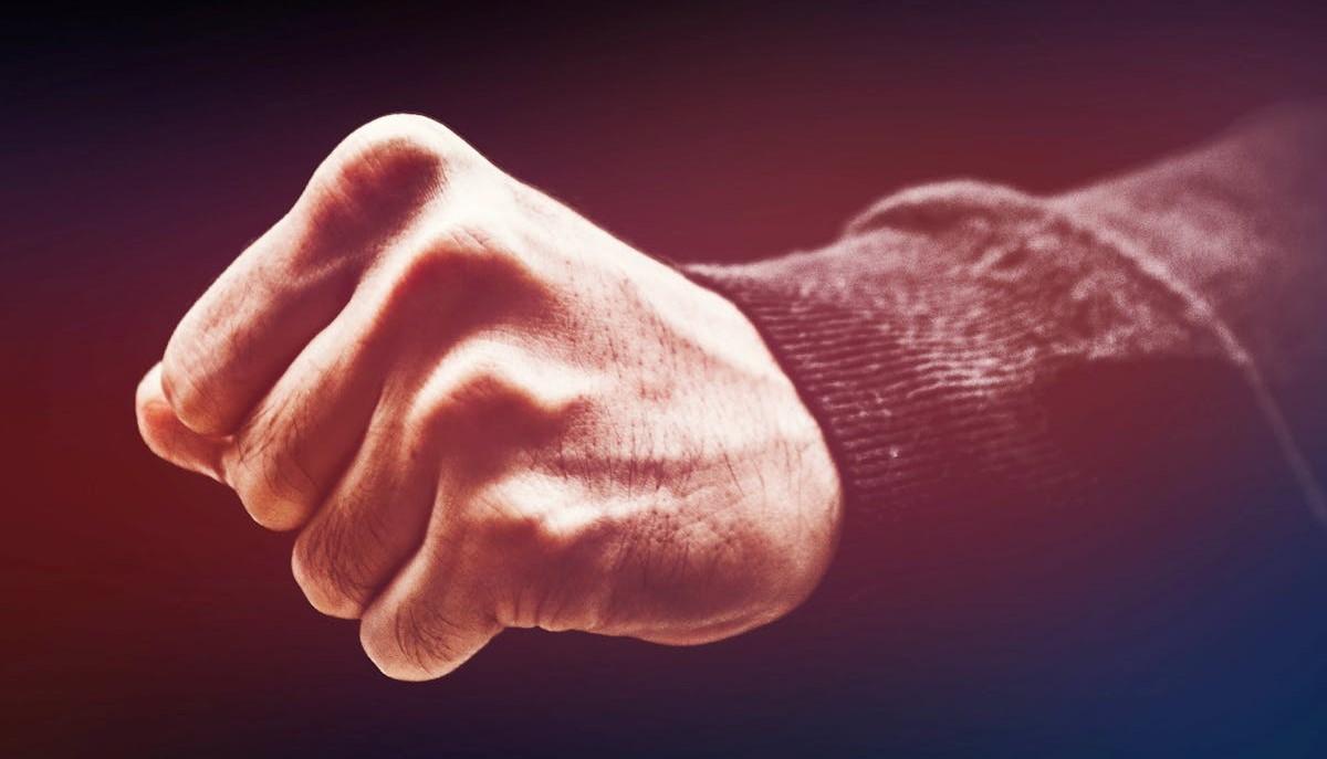 Padre va a scuola e tira un pugno al prof per i voti del figlio
