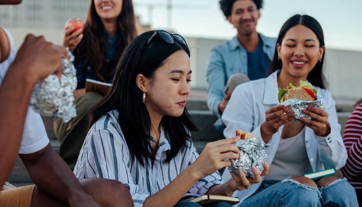 Universitari in pausa pranzo: per 1 su 3 dura solo mezz’ora e mangia in aula, 1 su 10 salta proprio il pasto