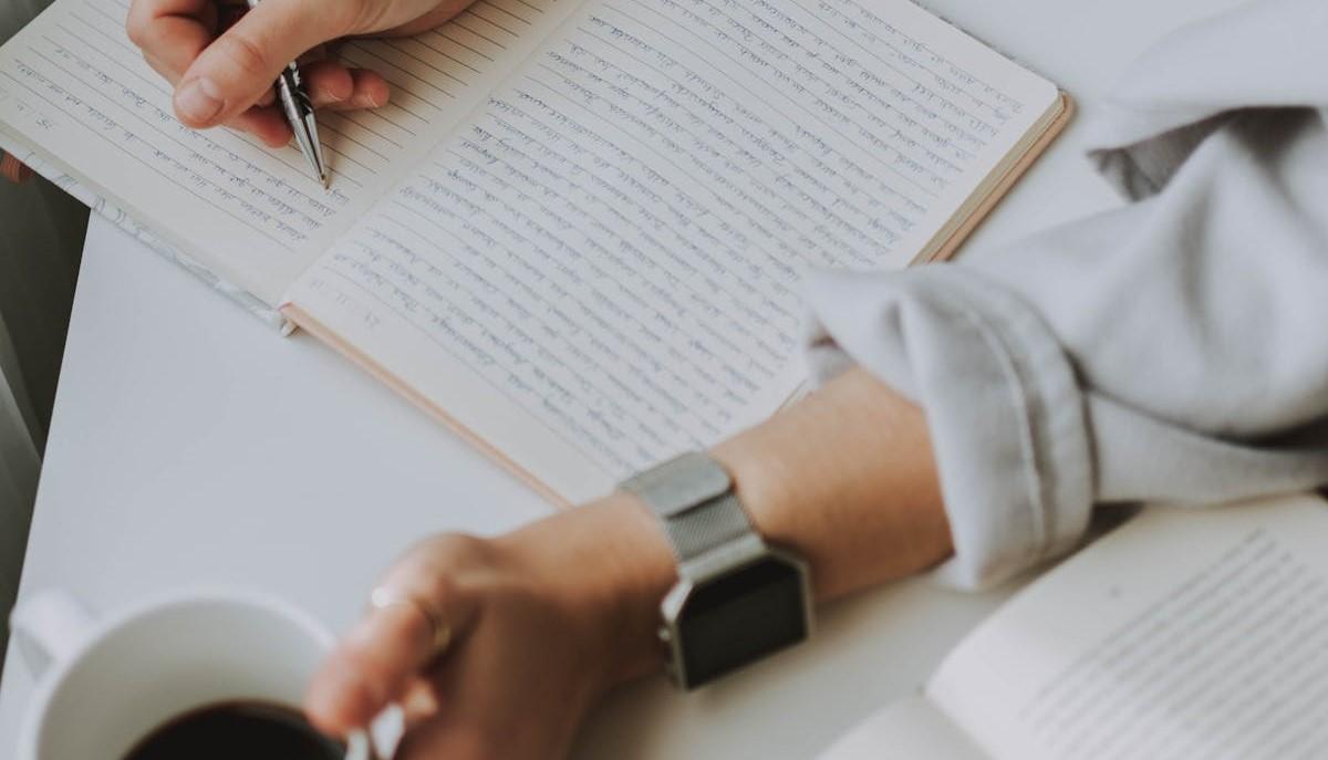 Studente si allena per la prima prova di Maturità 2025