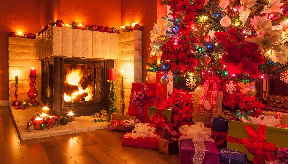 albero di natale e caminetto addobbato a festa natalizia
