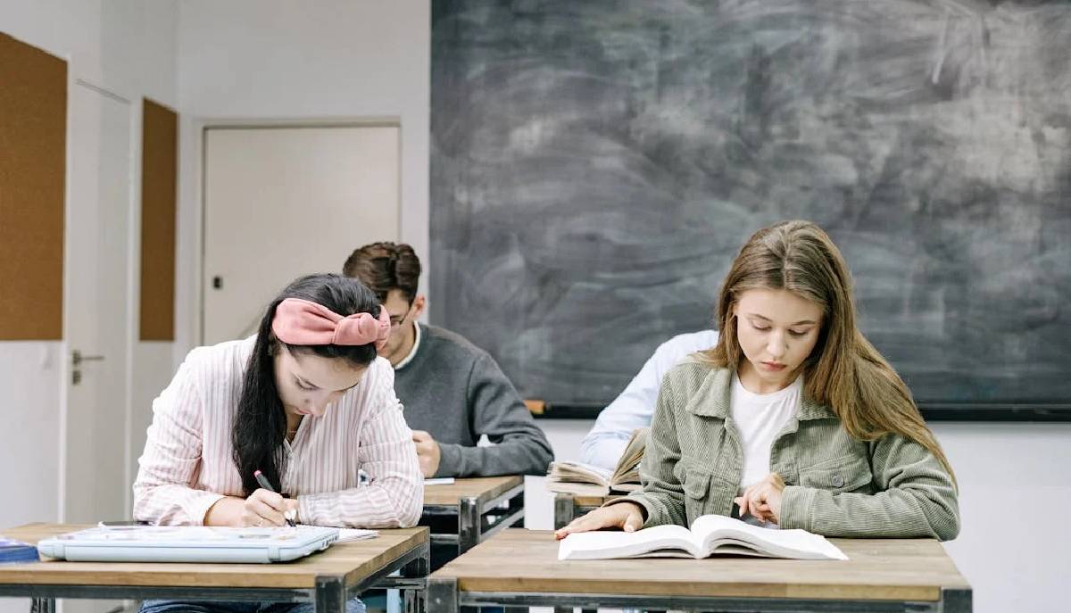 studentesse in classe seduta al banco